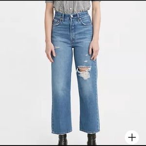 Distressed Levi’s ribcage straight angle jeans